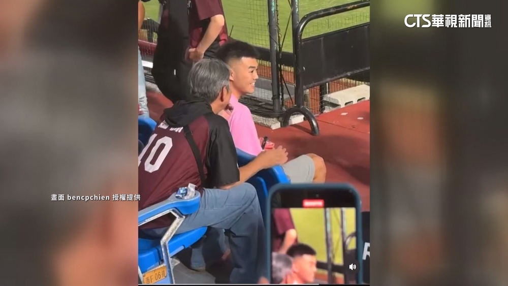 王齊麟現身桃園球場觀眾席！　甜蜜探班女友「十元」