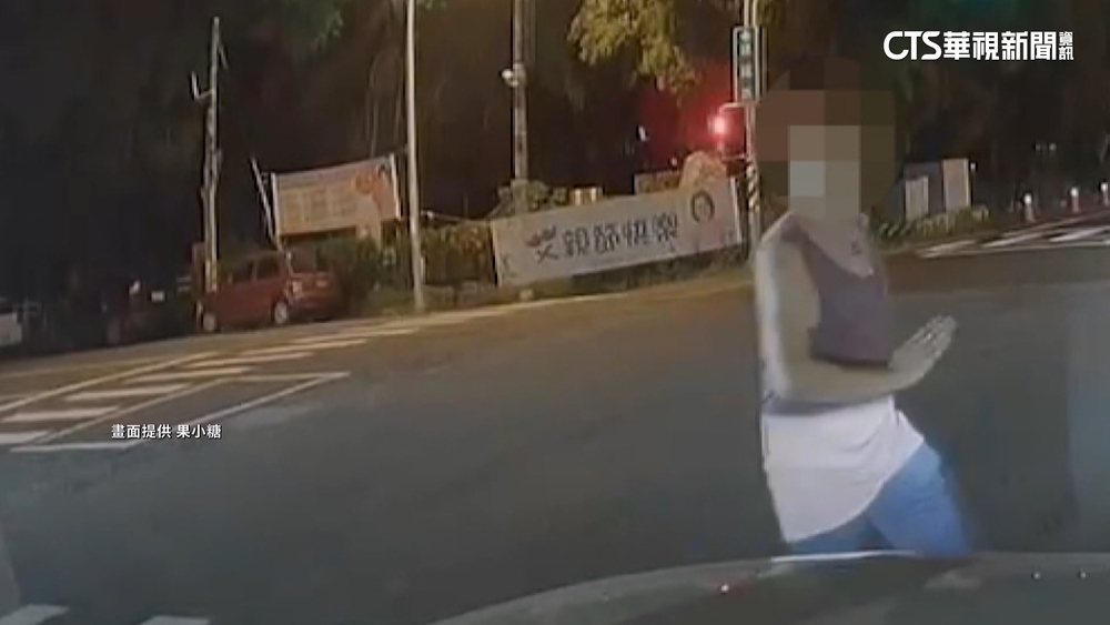 製造假車禍？　男衝馬路險「碰磁」　離去前露詭笑