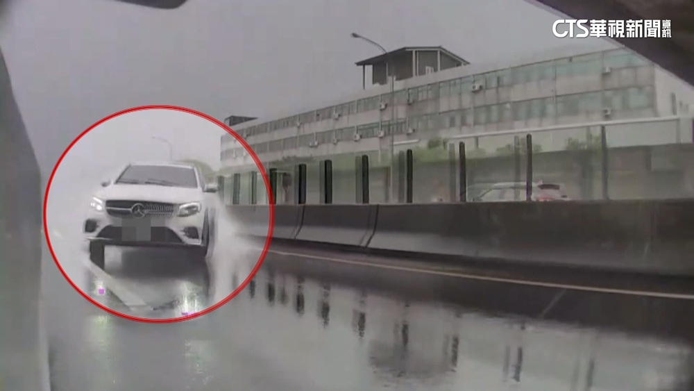 國道大雨積水害打滑　名車撞護欄　場面驚險！