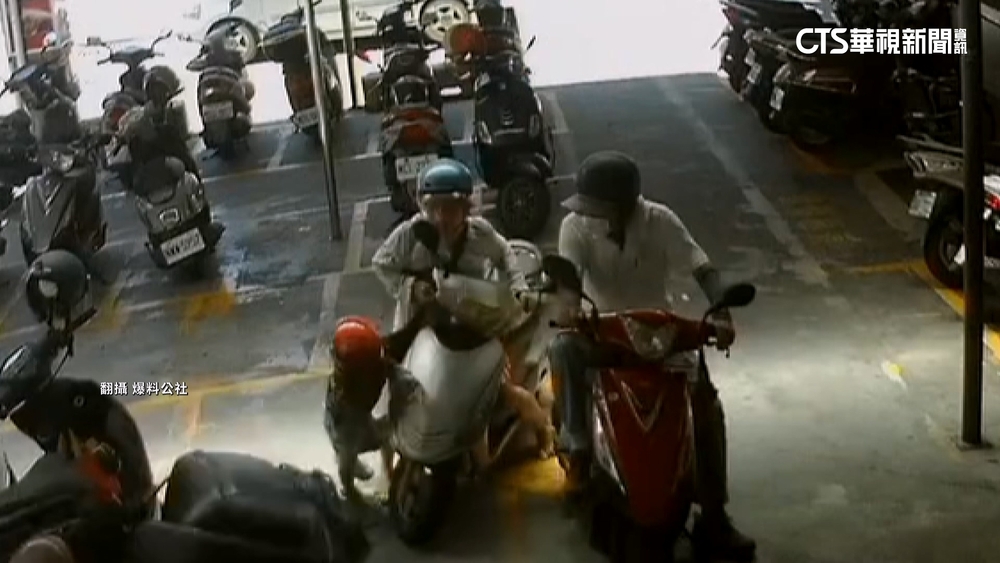 婦載幼童下車誤催油門？　機車暴衝撞倒電動機車