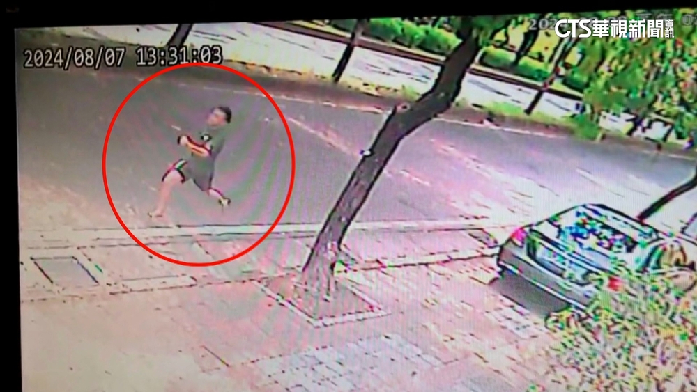 追撞後徒步求助！男浴血闖進後座求助　母女嚇壞