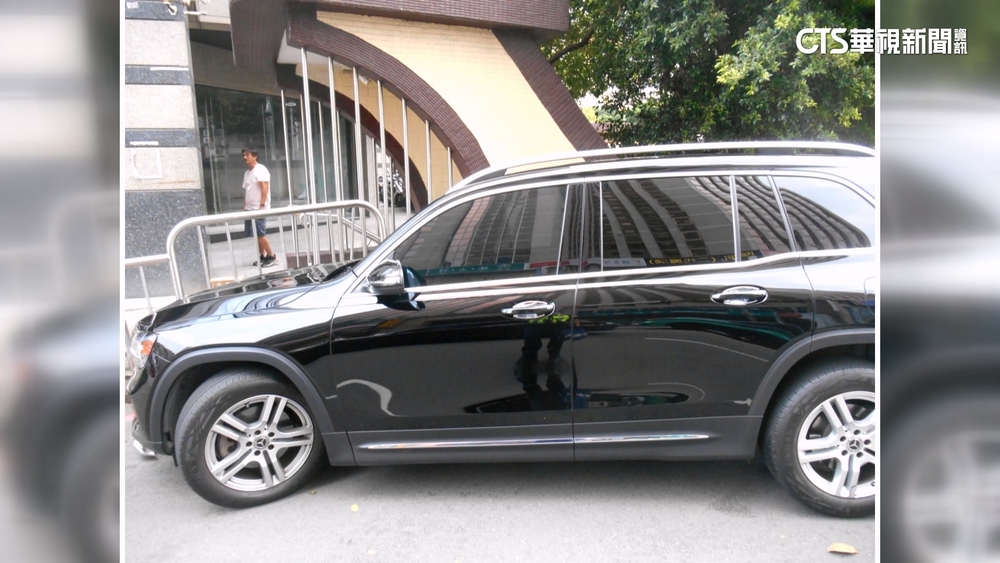 開車轉彎突失控自撞　駕駛：有蟑螂掉身上嚇瘋了