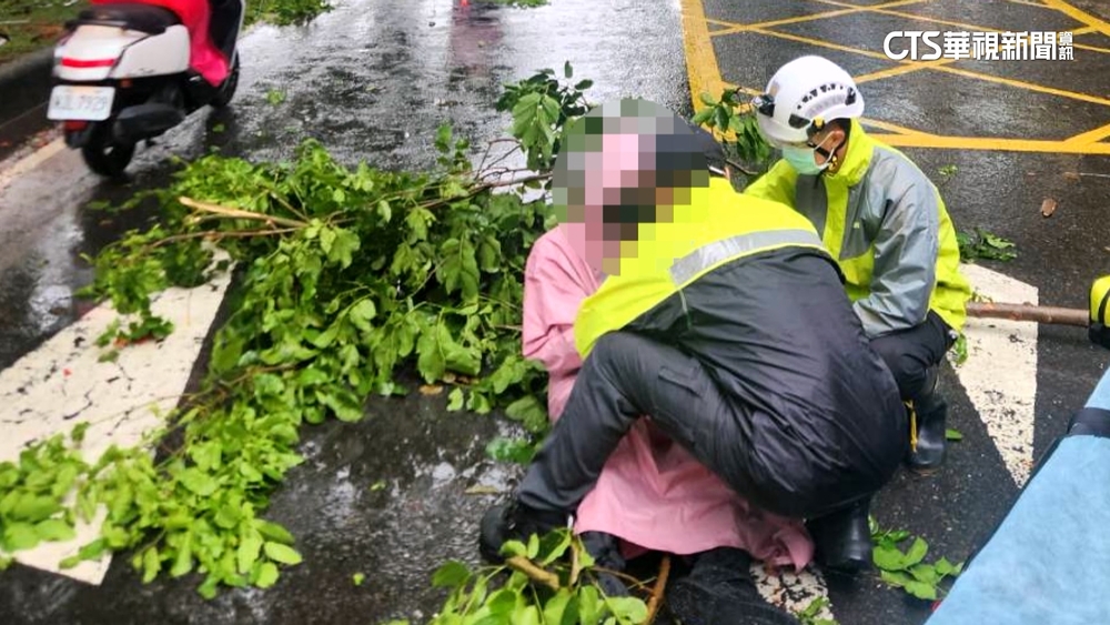 高雄大雷雨！柴山階梯宛如瀑布　2騎士遭樹枝砸傷