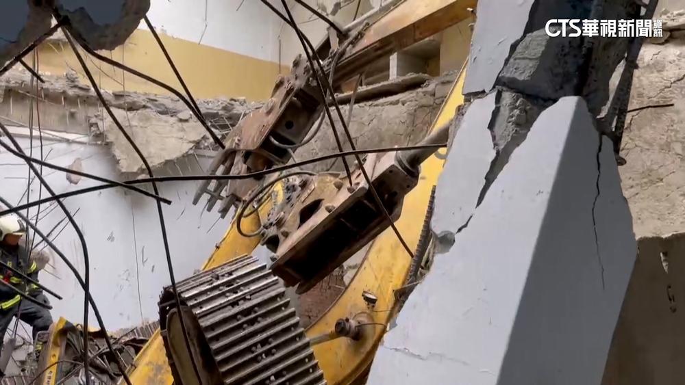 拆國小舊校舍地板突塌陷！　怪手.工人墜4樓1傷1受困