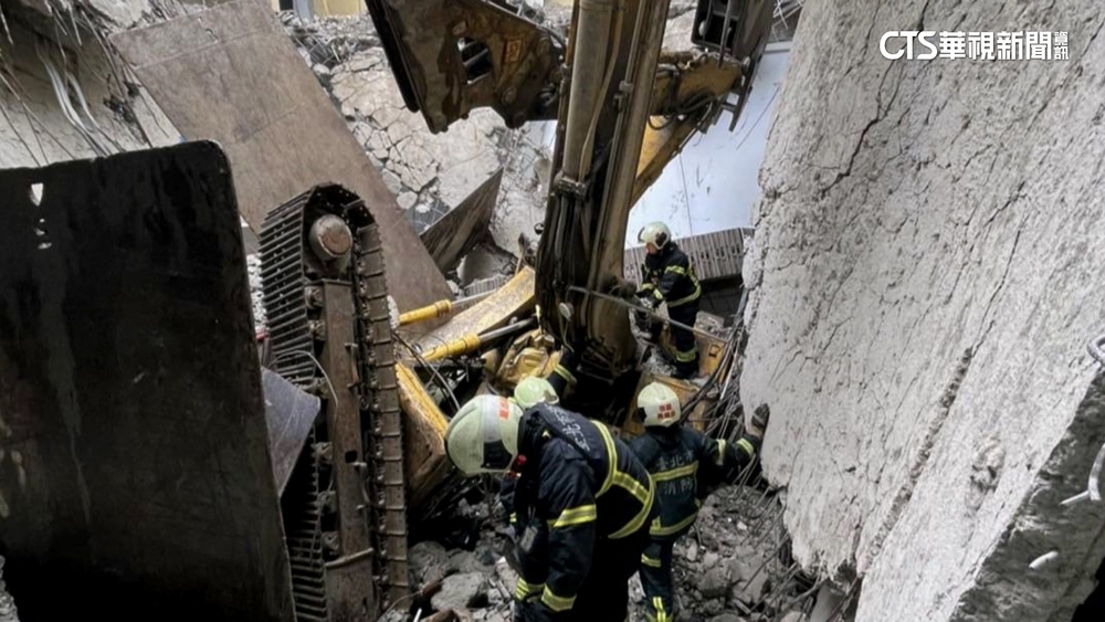 拆校舍到一半...怪手「4樓墜落」駕駛受困亡