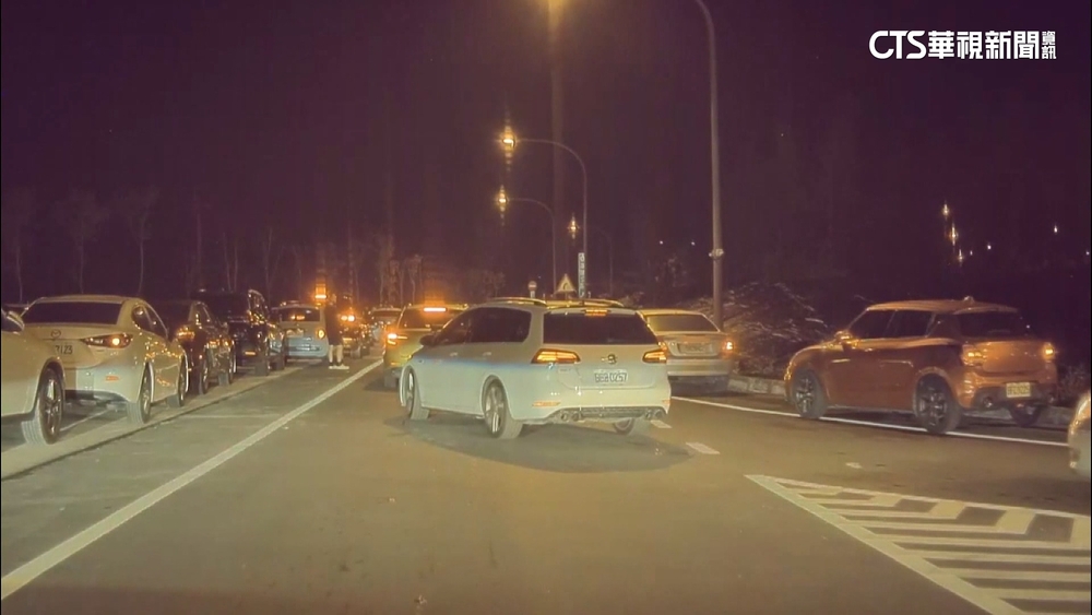 「車聚塞爆」南投2國道休息站　藝人王陽明也來了