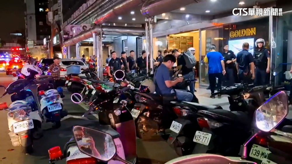 「條通擺攤」遭碰撞釀全武行　警出動快打部隊壓制