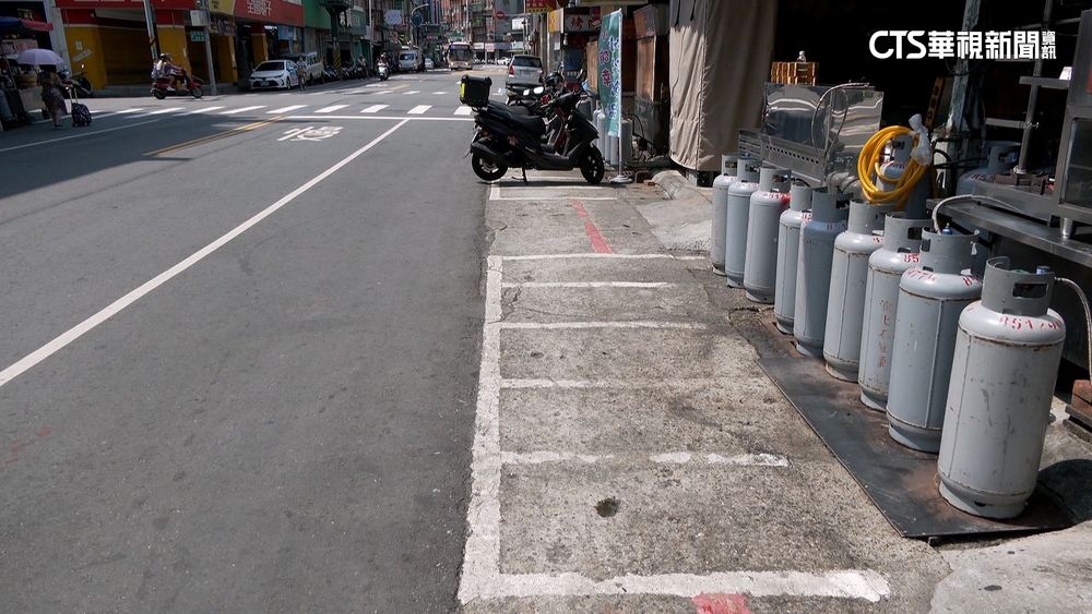 鴨肉名店人潮爆.排隊占用到車格　騎士停嘸互飆