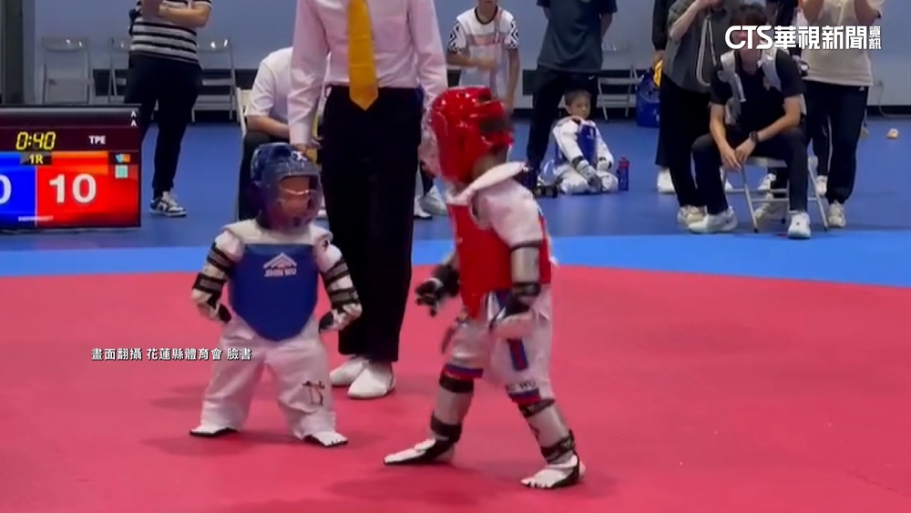 跆拳道幼幼組激戰　3歲選手萌倒地全場笑翻