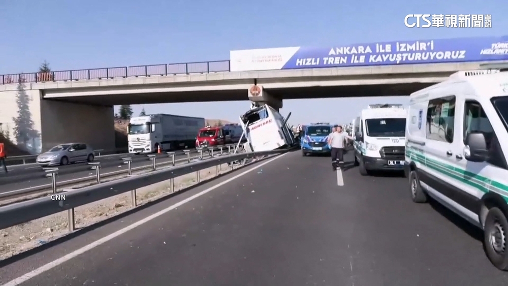 土耳其巴士撞高架橋柱　疑疲勞駕駛釀9死26傷