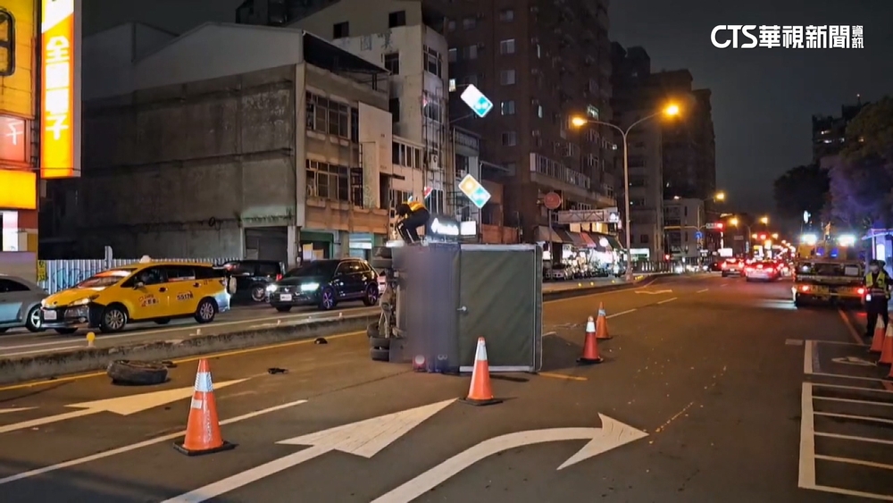 恍神自撞分隔島小貨車側翻躺地　車頭毀輪胎噴出