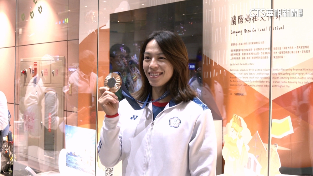 郭婞淳回來了！　家人組應援團北上接機激動擁抱