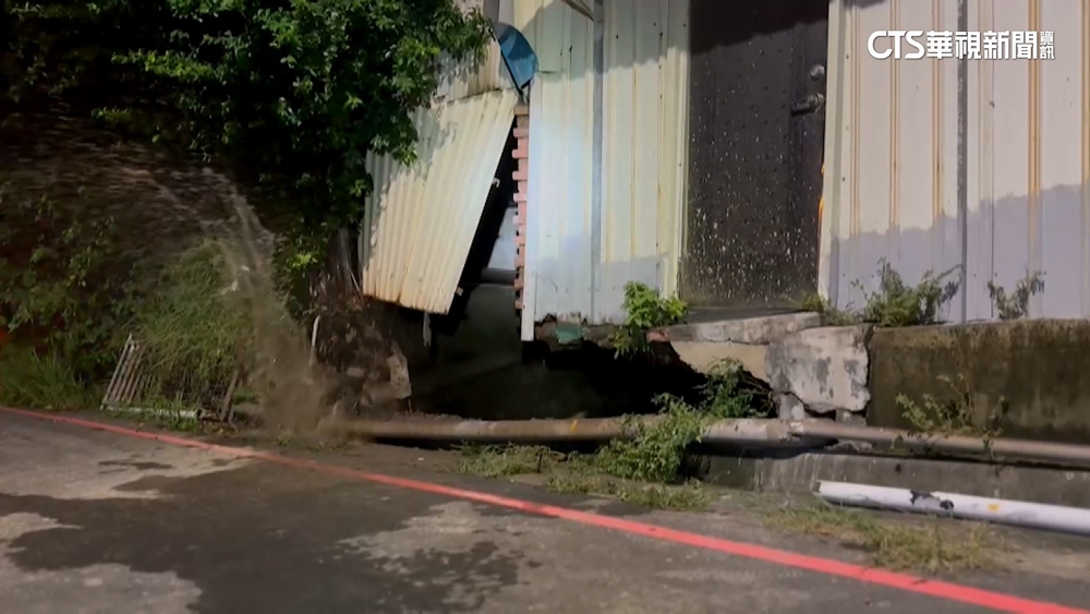 自來水管線破　永康柴頭港溪旁2民宅地基掏空傾斜