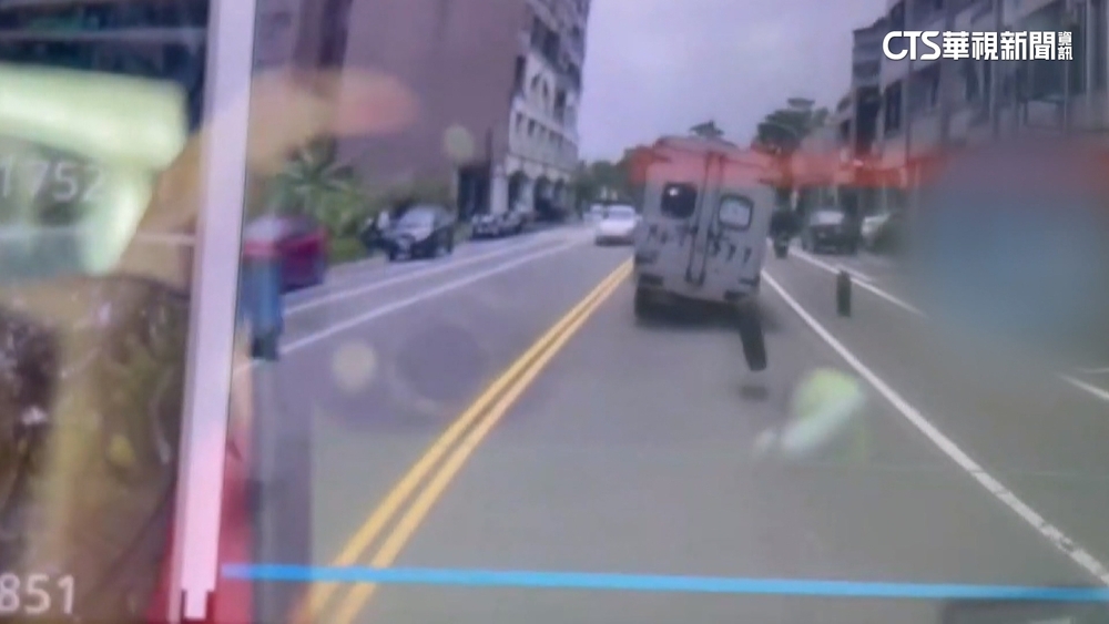 貨車行駛2輪脫落到處滾　後車駕駛急閃險追撞