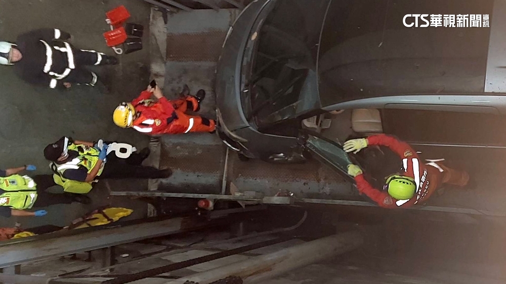 機械車格故障「車秒墜」！　駕駛遭割傷一度困車內