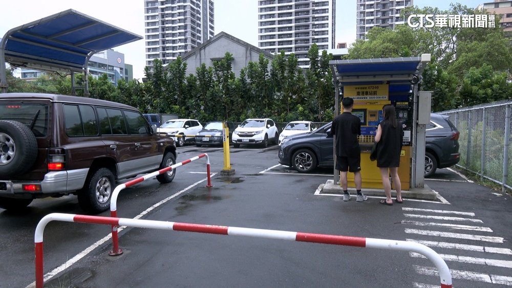 停車場繞4分鐘找嘸位　離場遭收25元驚：無緩衝？
