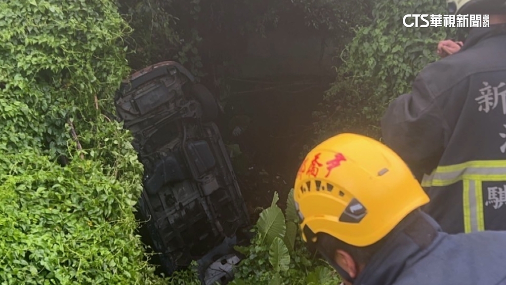 新北母載女開車下山突失控　墜5米深山溝內