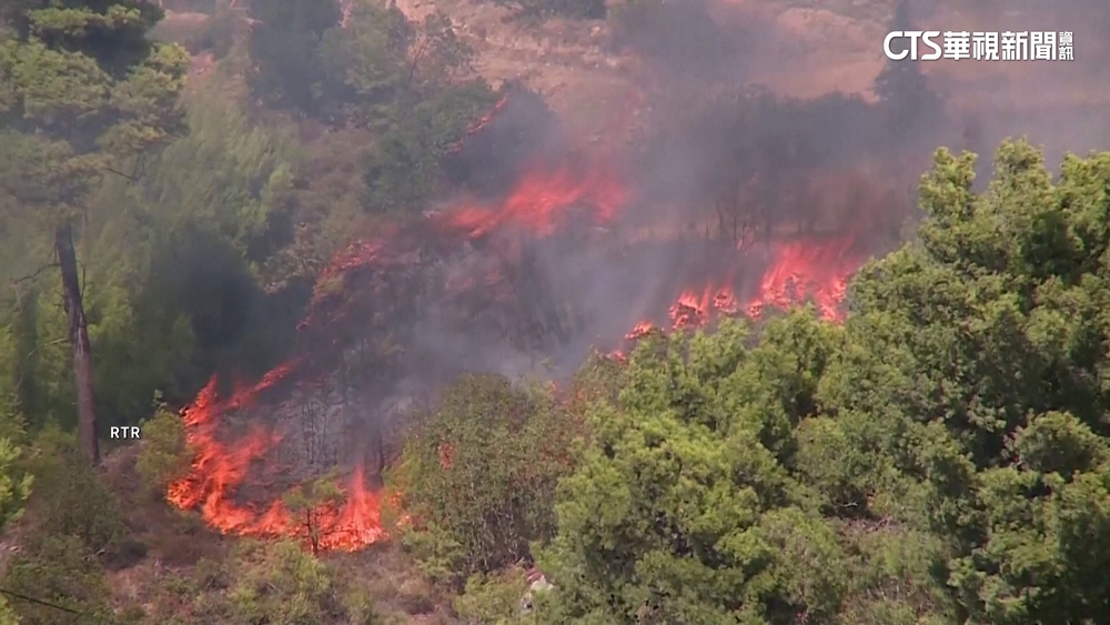 希臘天乾物燥引發林火　雅典夜空燒成橘紅色