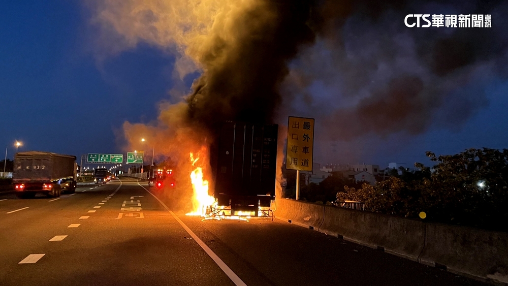 國1載啤酒貨櫃車陷火海　60歲駕駛不適送醫