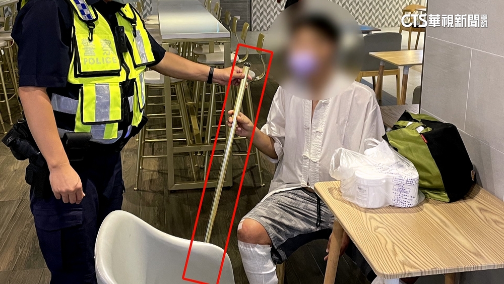 「撞色」吧檯金黃色座椅　男找嘸拐杖求助警