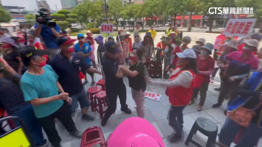 彰化溪湖設豬糞處理中心　多人縣府前抗議爆推擠