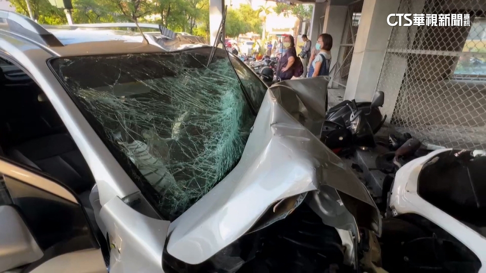 台南成大外死亡車禍！　轎車暴衝撞7車釀1死4傷