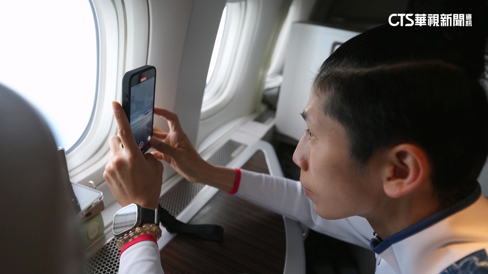 3架F16燃熱焰彈伴飛　奧運英雄擠窗邊搶拍