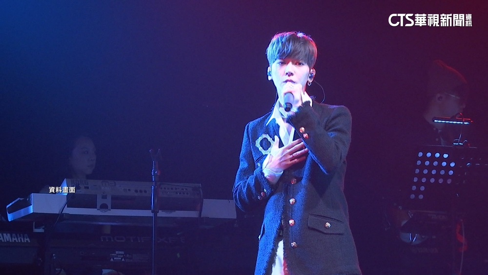 自稱畢書盡恩人　男控詐欺.街頭擺大字報辱罵