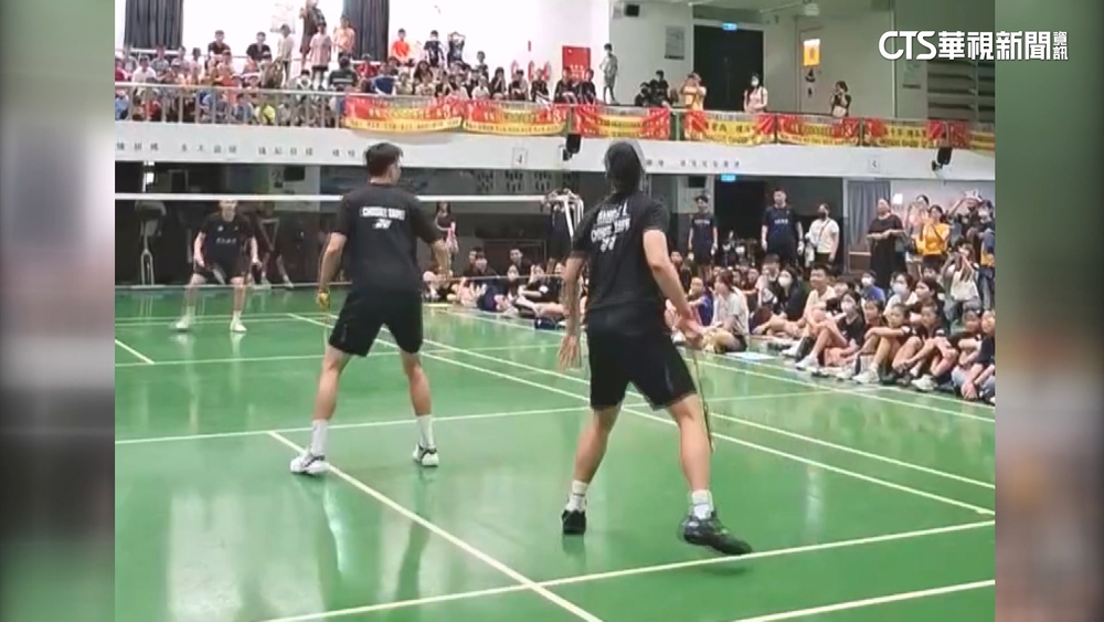 羽球男雙「麟榤配」初亮相！　小朋友超嗨：殺球像3樓跳殺