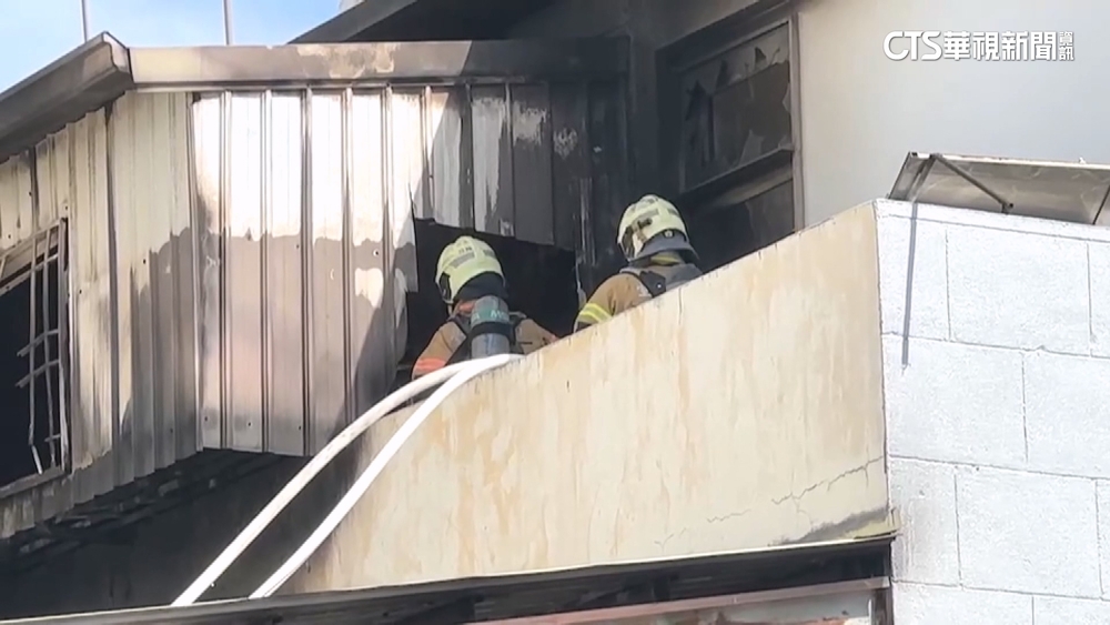 大門堆滿農具斷生路　「3樓無出口」1家5口喪火窟