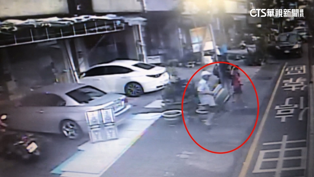 客運當貨運？　男扛大花盆搭公車被拒　舌戰司機