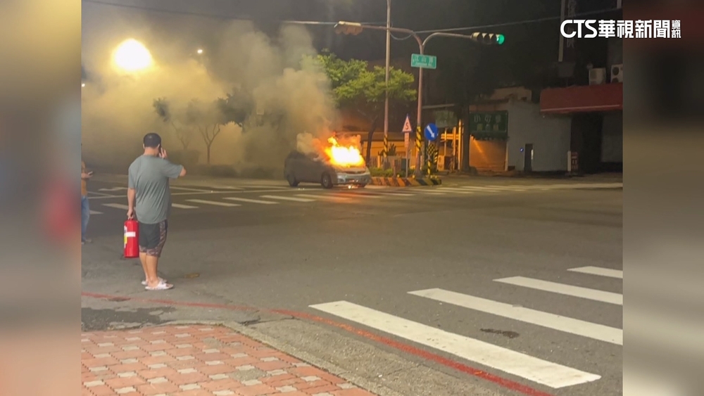 買朋友二手車未滿月　停紅燈引擎蓋突冒煙燃燒