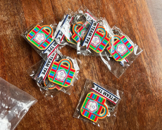 「擊劍王子」陳弈通曬奧運茄芷袋鑰匙圈　網喊「坐等抽獎」：選我選我！