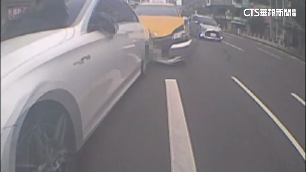 警攔未繫安全帶違規　轎車駕駛拒檢加速逃撞2車