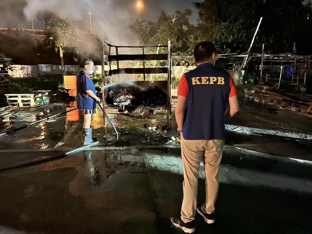 高雄楠梓、大社夜晚飄異味 環保局查獲私人停車場非法燃燒