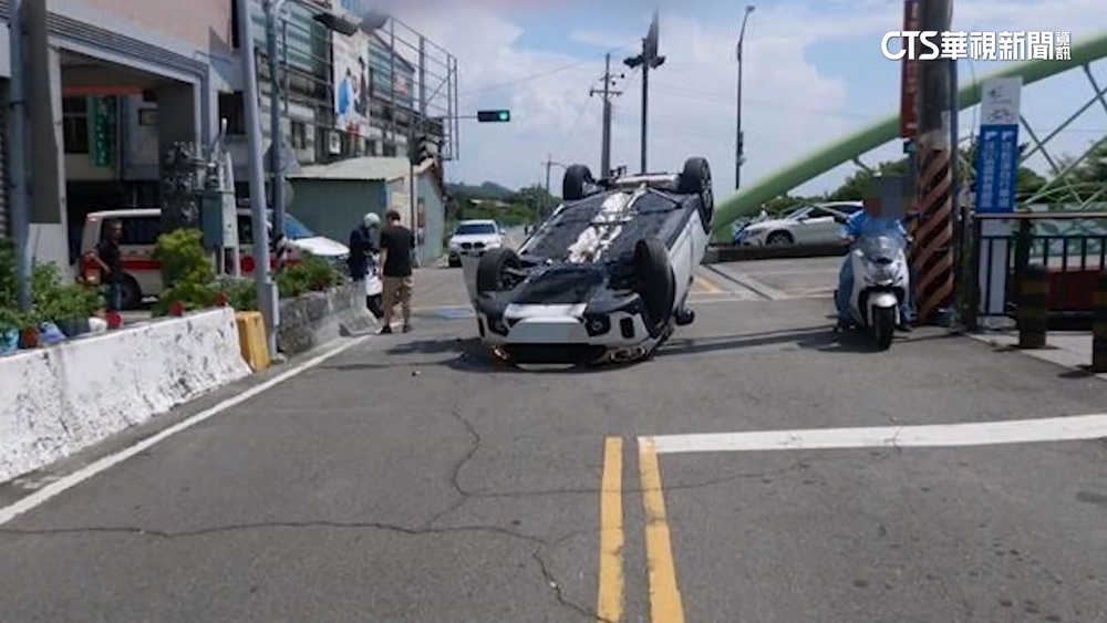 設計出包車禍頻傳！橋梁墩柱凸出路口一半　車閃避翻車