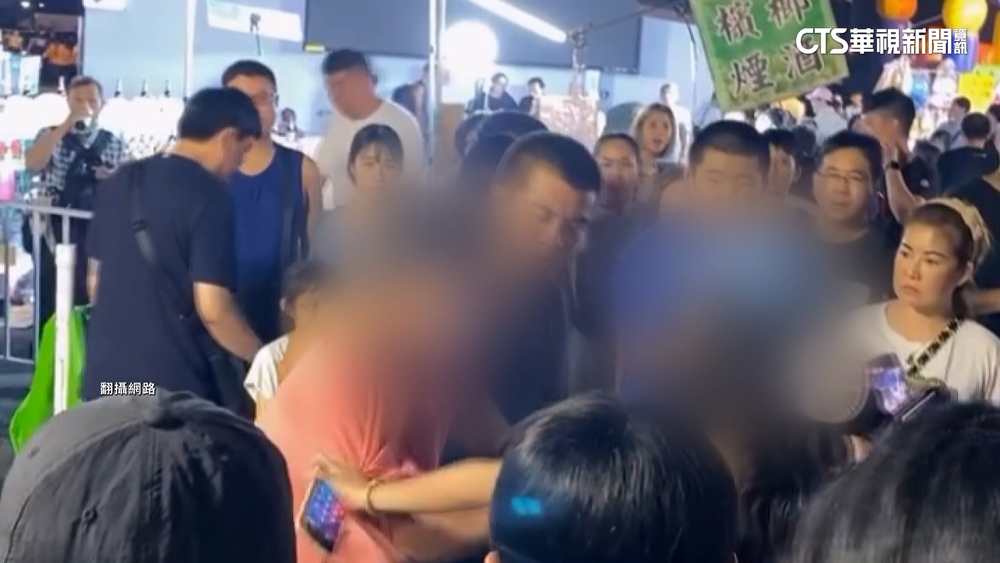 台南夜市出現偷拍狼！女子當場逮獲　眾人合力抓人