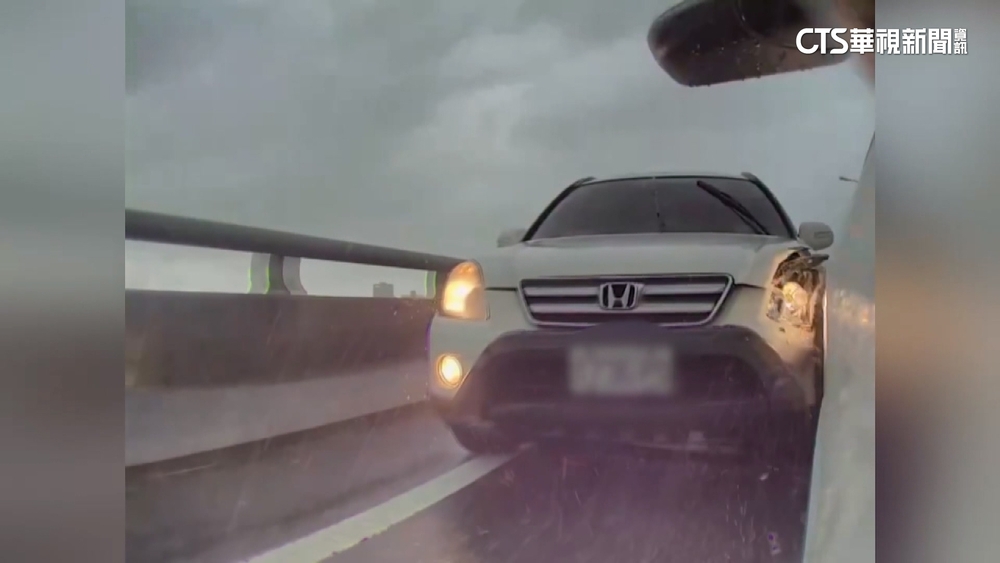 暴雨視線不良！　台74快道匝道回堵　急停害追撞