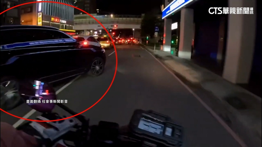 突遭「右切」騎士按喇叭理論　轎車駕駛挑釁回「我眼瞎」