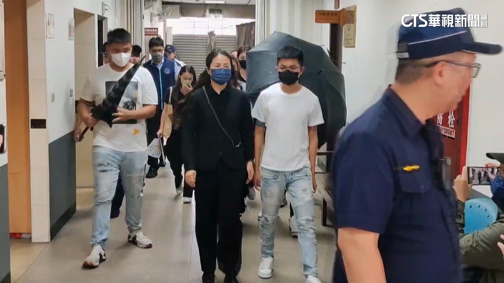 角頭「鴨頭」今解剖.妻兒返國　警增人力防衝突