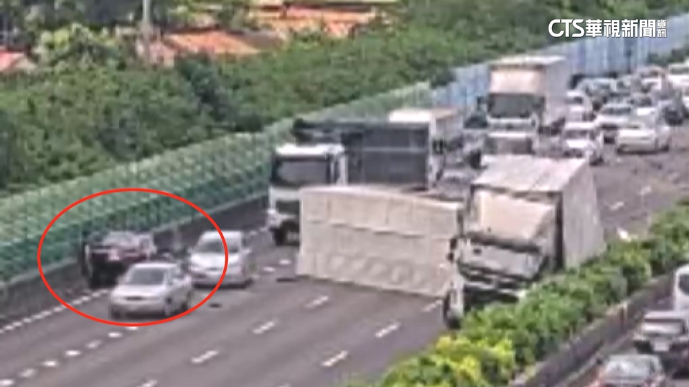 聯結車翻「擋3車道」　驚遭擦撞！媽攜3孩路邊待援