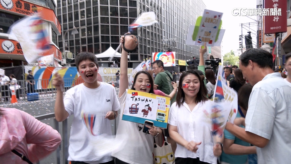 吸引奧運英雄目光！　粉絲自製金牌.毛線手板