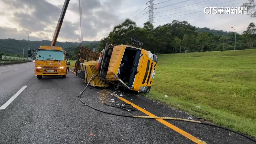 國道工程車爆胎失控　撞路肩護欄衝內線側翻