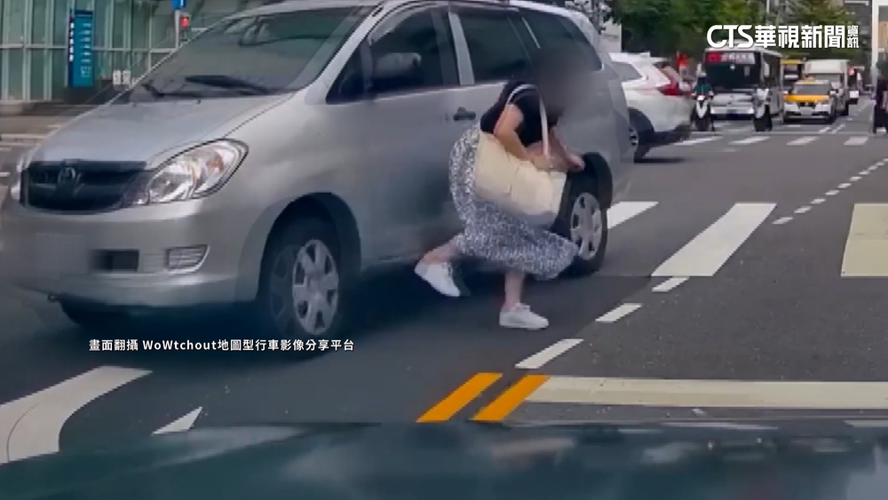 左彎車未禮讓行人　女遭「輾過腳跟」痛苦蹲地