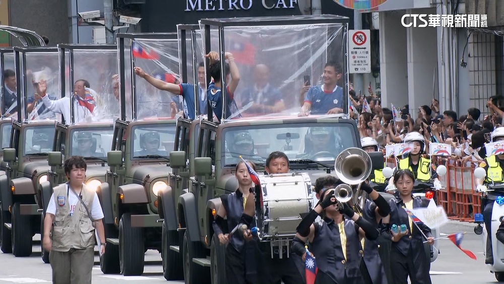 英雄遊行擠爆！選手受喝采　王齊麟.林郁婷人氣旺
