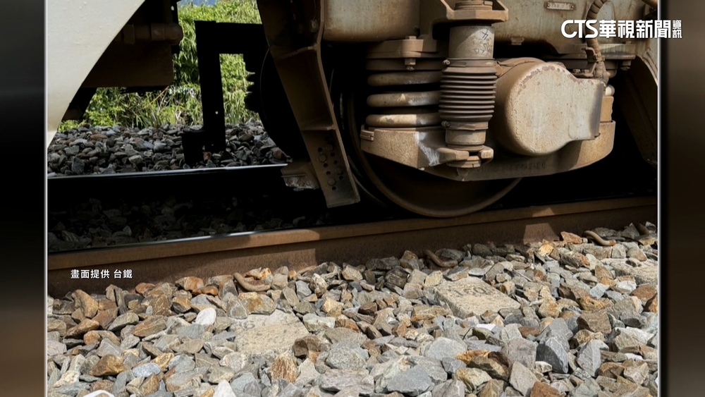 太魯閣號疑撞上落石　排障器受損一度停駛10分鐘