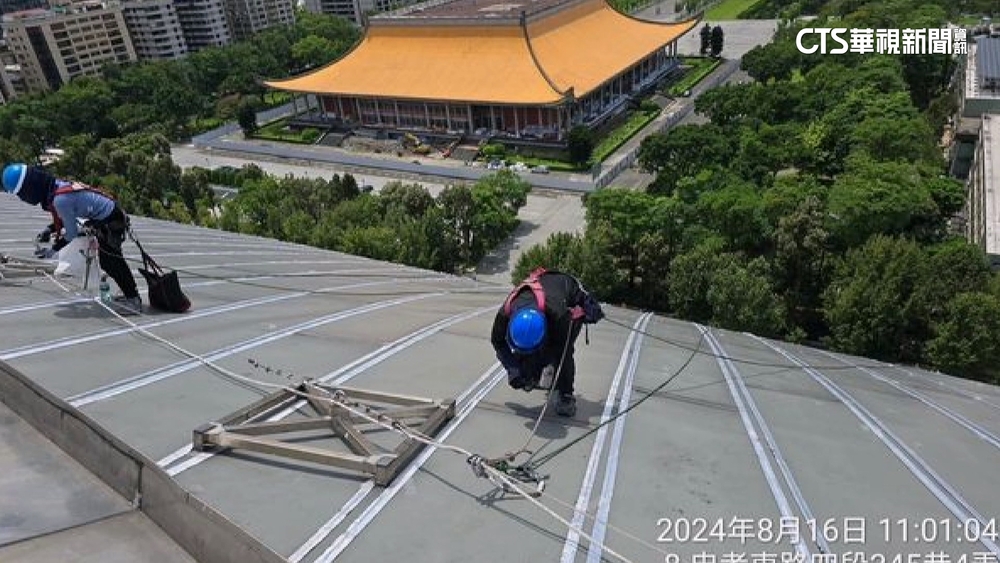 「距辦演唱會不遠了！」　李四川曬師傅爬大巨蛋抓漏照