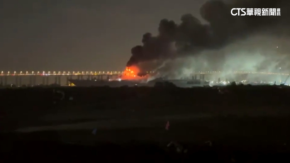 中國買前蘇聯航母打造軍事公園　遇大火艦橋燒毀