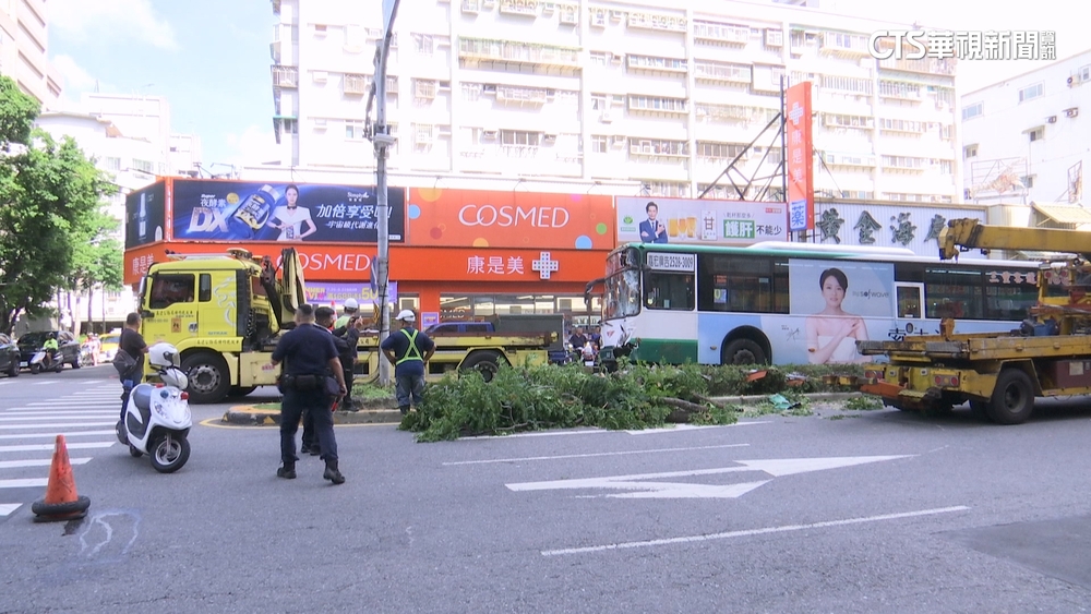 公車撞分隔島2傷！　「酒測值0.14」司機：前一晚有喝