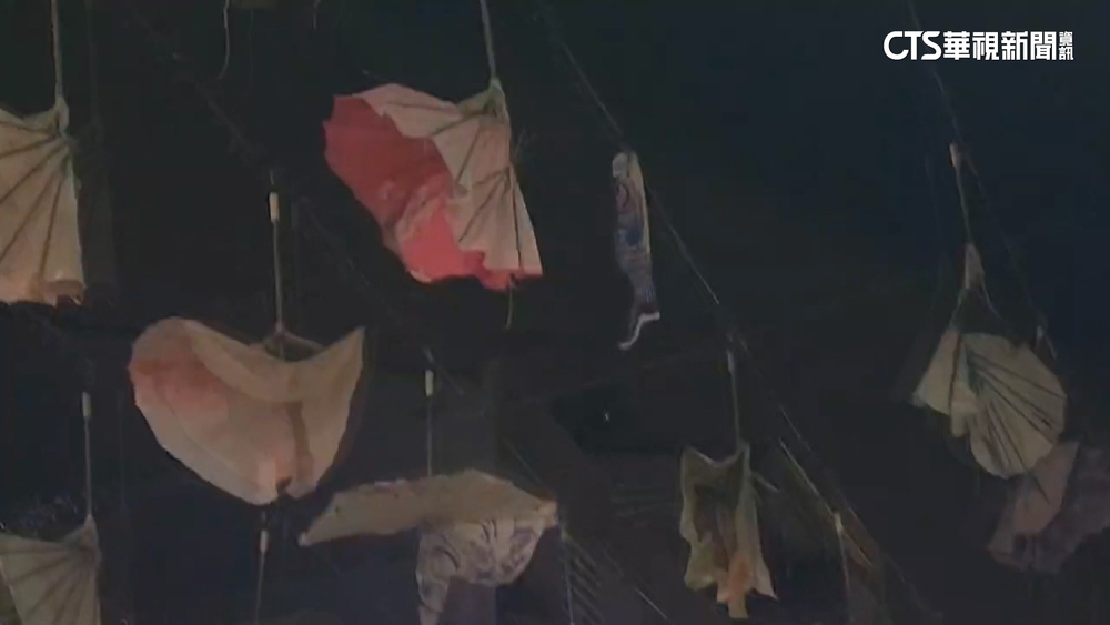 廟東裝置藝術遭吹壞　風中殘「傘」暗夜詭嚇人